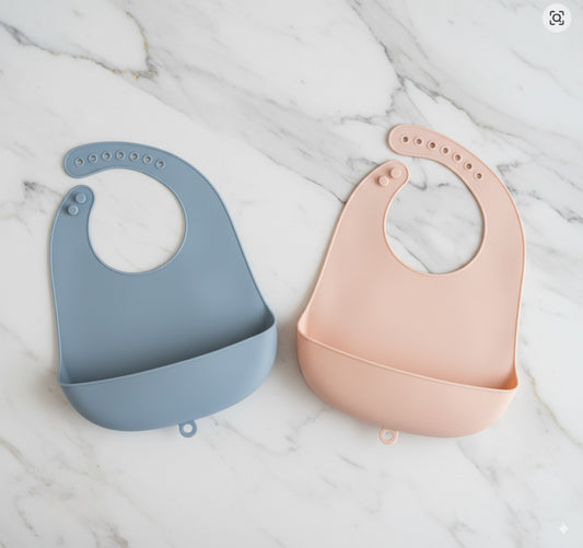 Set 2 baberos de silicona con bandeja